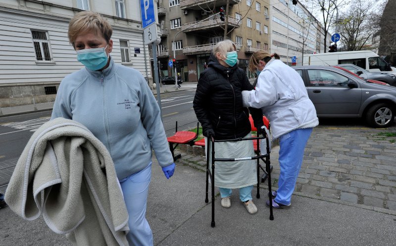 Να κρατούν τις αποστάσεις ζητούν οι αρχές από τον κόσμο που βγήκε έξω από τα σπίτια του
