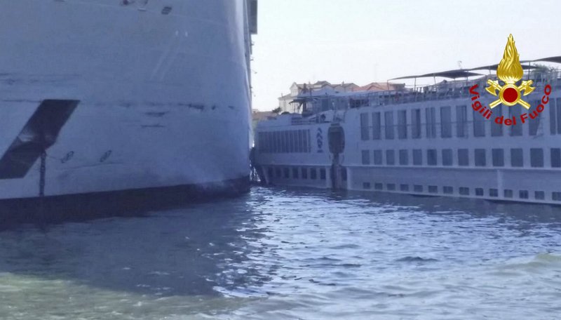 Τρακάρισμα κρουαζιερόπλοιου με πλοιάριο