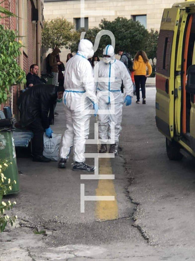 Οι άνδρες του ΕΚΑΒ που παρέλαβαν τον άνδρα/ Φωτογραφία: TheBest.gr