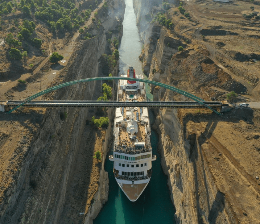 Η στιγμή που το κρουαζιερόπλοιο περνά τσίμα-τσίμα από τον Ισθμό