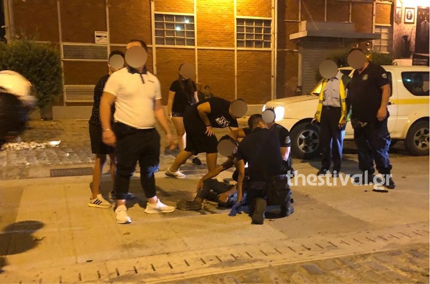 Oι νεαροί χρησιμοποίησαν σιδερολοστούς και πέτρες από τα παρακείμενα παρτέρια