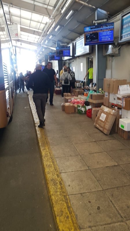 Κόσμος στα ΚΤΕΛ Κηφισού περιμένει να παραλάβει τα δέματά του