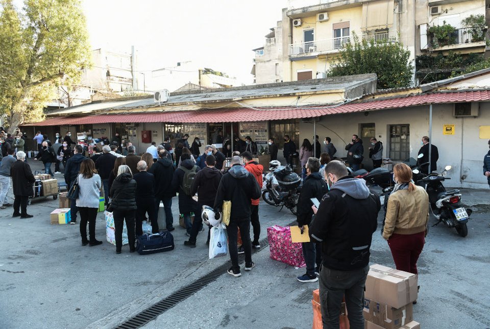 Ουρές στα ΚΤΕΛ Λιοσίων από πολίτες που αναμένουν να στείλουν τα δέματά τους στην Επαρχία