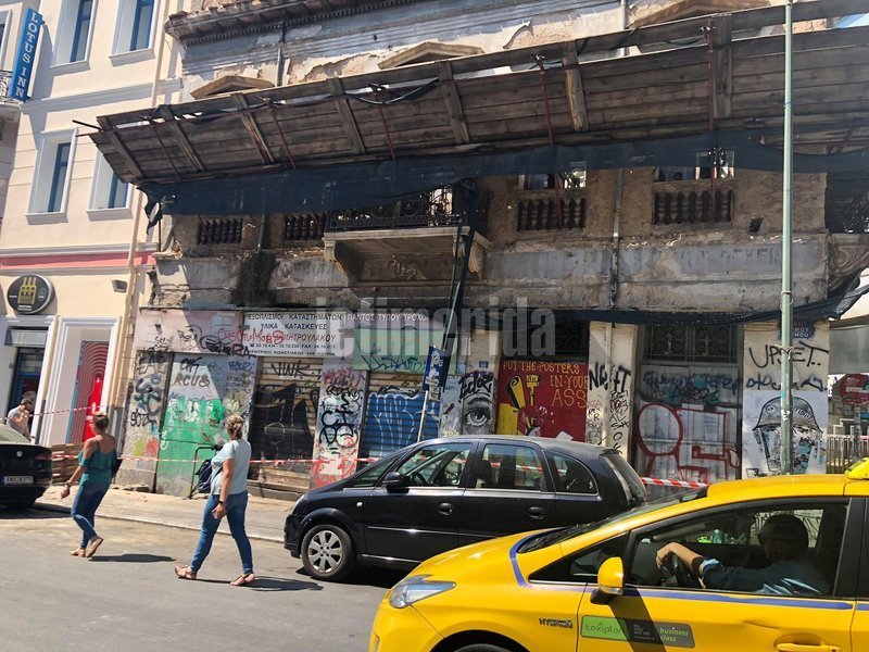 Ο σεισμός προκάλεσε φθορές σε κτίριο της Ερμού