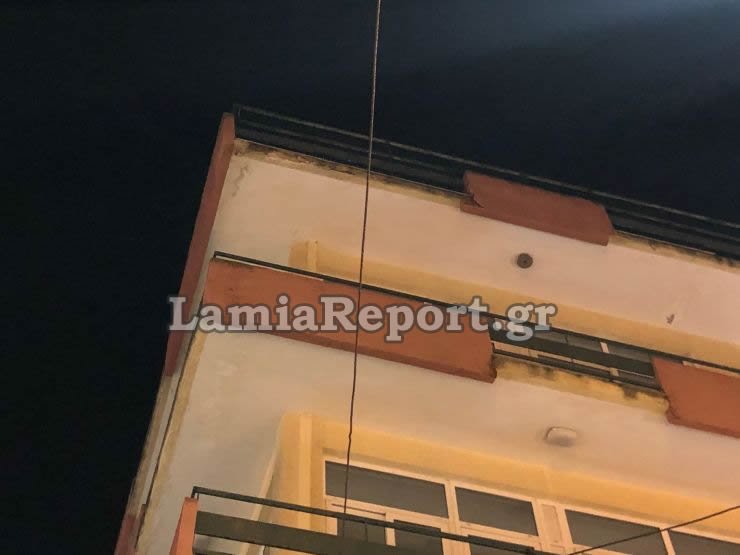 Φτηνά τη γλίτωσε ένας 20χρονος από μαρκίζα που έπεσε από κτίριο στο κέντρο της Λαμίας