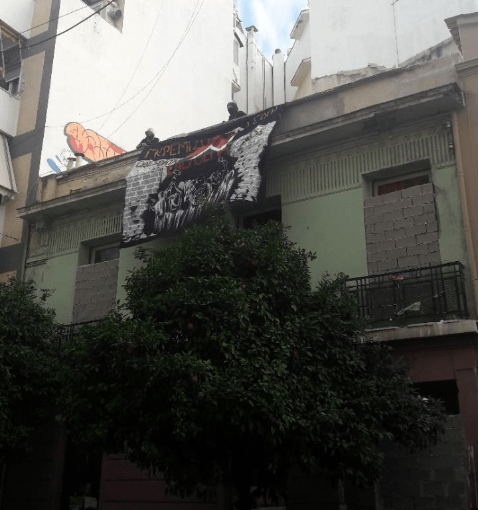 Με πανό από την ταράτσα του κτιρίου στην οδό Ματρόζου