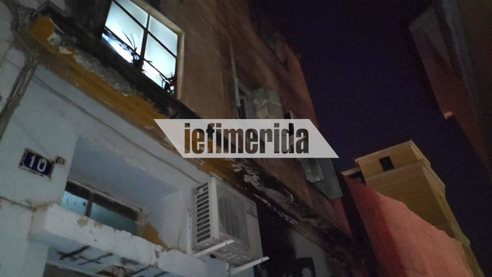 Το ισόγειο του κτιρίου που έπιασε φωτιά στην Πλάκα το απόγευμα της Τρίτης