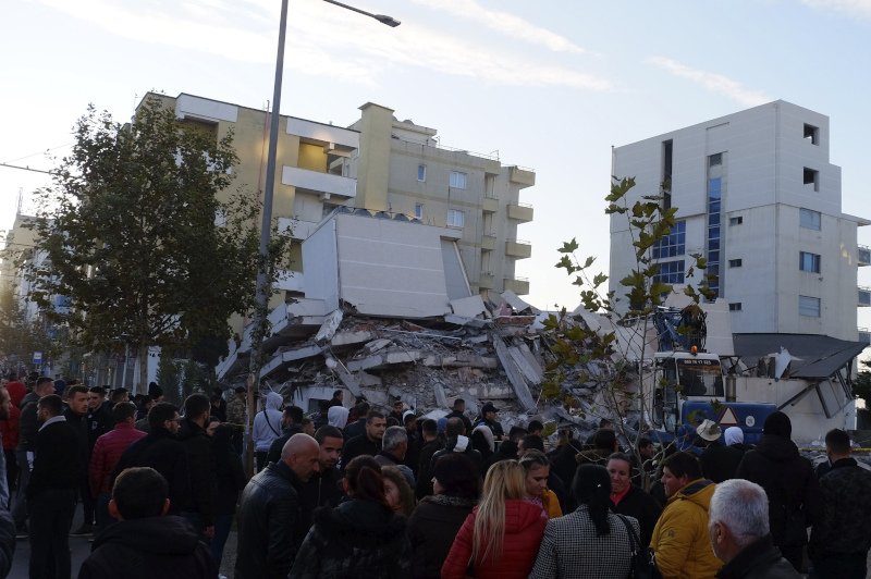 Πλήθος κόσμου μπροστά από κτίριο που κατέρρευσε στην Αλβανία