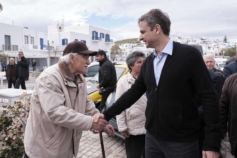 Ο Κυριάκος Μητσοτάκης σε μια θερμή χειραψία με έναν ηλικιωμένο κάτοικο της Πάρου.