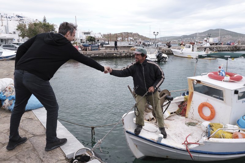 Ο Κυριάκος Μητσοτάκης σε μια ακόμη χειραψία με έναν ψαρά, ο οποίος βρίσκεται εντός της βάρκας του.