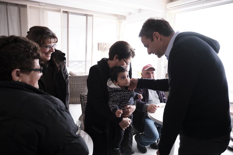 Ο Κυριάκος Μητσοτάκης χαιρετά ένα μωρό στην Πάρο