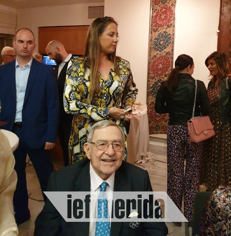 Ο τέως βασιλιάς κωνσταντίνος με την κόρη του θεοδώρα. 