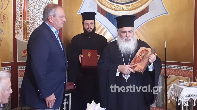 Ο Σεβασμιότατος έκανε δώρο στον Κώστα Καραμανλή μια εικόνα της Παναγίας και δυο βιβλία