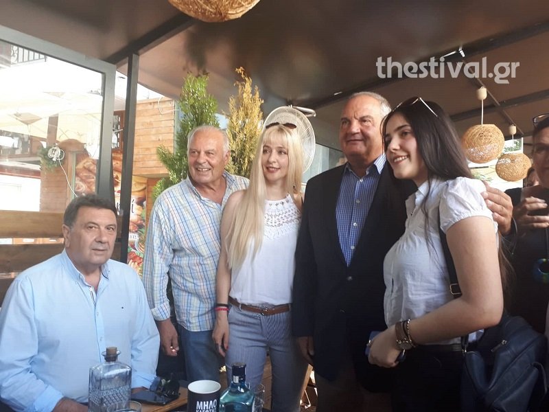 Ο Κώστας Καραμανλής με πολίτες στον Εύοσμο