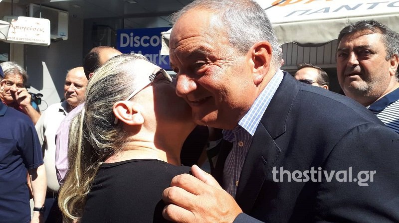 Ο Κώστας Καραμανλής ασπάζεται πολίτες