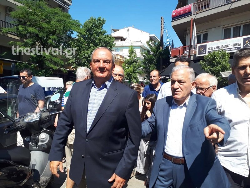 Ο Κώστας Καραμανλής περπατά στην πλατεία