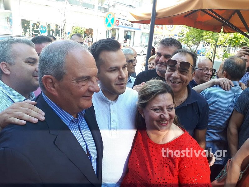 Ο Κώστας Καραμανλής με πολίτες