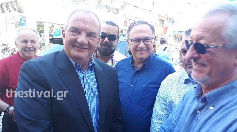 Ο Κώστας Καραμανλής με πολίτες στην πλατεία Ελευθερίας στην Ηλιούπολη