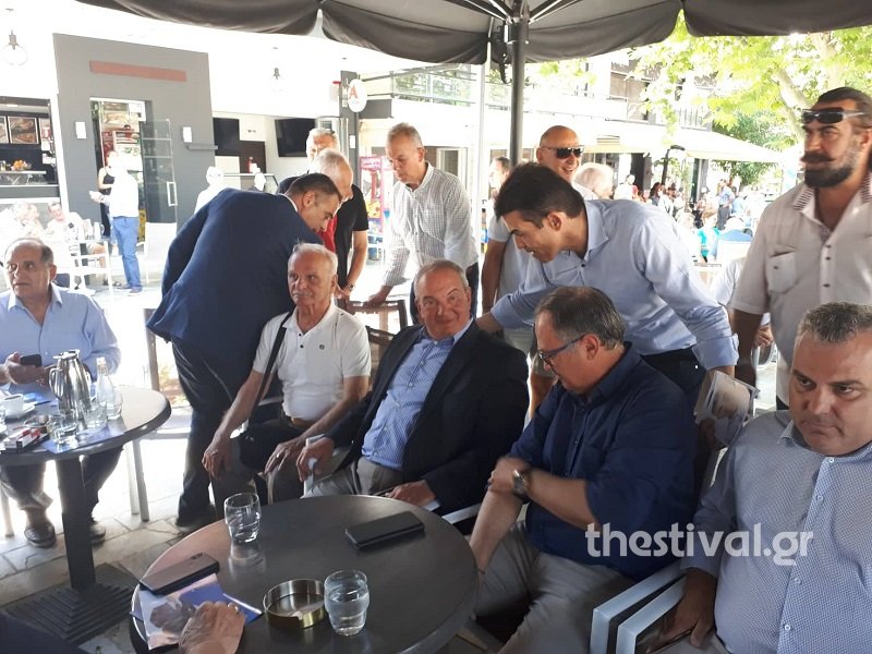 Ο Κώστας Καραμανλής σε καφέ στην πλατεία Ελευθερίας στην Ηλιούπολη