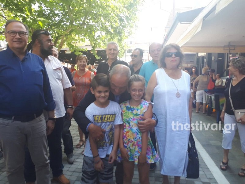 Ο Κώστας Καραμανλής αγκαλιά με δύο παιδιά στον Εύοσμο