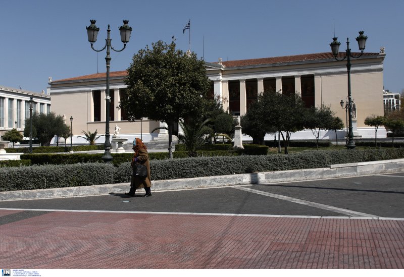 Ηλικιωμένη γυναίκα στους άδειους δρόμους
