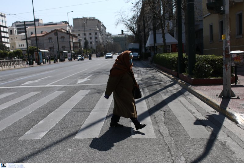 Ηλικιωμένη γυναίκα στους άδειους δρόμους της πρωτεύουσας