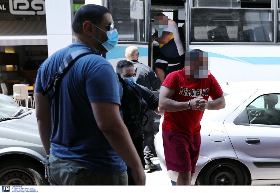 Πώς δρούσε η εγκληματική οργάνωση των εκβιαστών: Εμπρησμοί, εκρήξεις, ξυλοδαρμοί και... κυνομαχίες