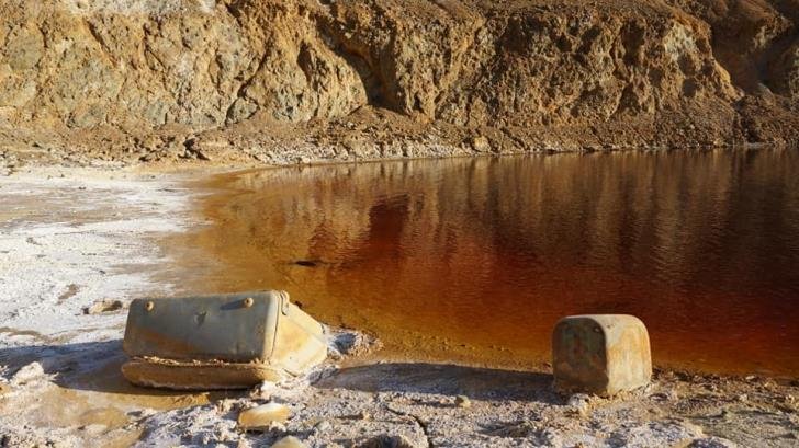 Φωτογραφίες και βίντεο των τελευταίων ετών από την Κόκκινη Λίμνη, όπου απεικονίζουν αντικείμενα που μοιάζουν με βαλίτσες που εξέχουν από το νερό -Φωτογραφία: Φιλελεύθερος