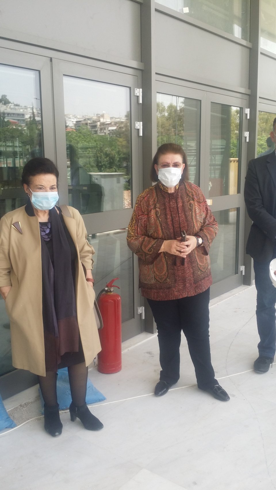 Κυριάκος Μητσοτάκης, Μαρία Λαμπράκη Πλάκα και Λίνα Μενδώνη, εργοτάξιο Εθνικής Πινακοθήκης