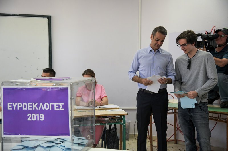 Κυριάκος Μητσοτάκης και Κωνσταντίνος Μητσοτάκης στην κάλπη