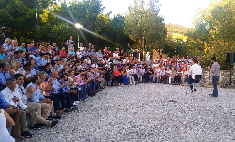 Ανοιχτή συζήτηση του Κυριάκου Μητσοτάκη με τους πολίτες του Βόλου / Φωτογραφία: magnesianews.gr