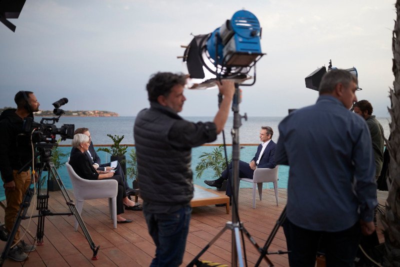 Κυριάκος Μητσοτάκης με δημοσιογράφους της Bild