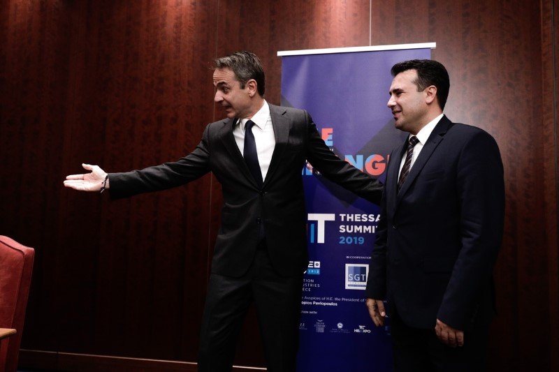 Ο Κυριάκος Μητσοτάκης δείχνει κάτι στον Ζόραν Ζάεφ