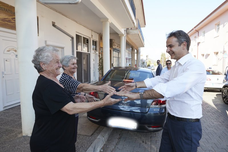 Ο Κυριάκος Μητσοτάκης με γιαγιάδες στη Λιβαδειά