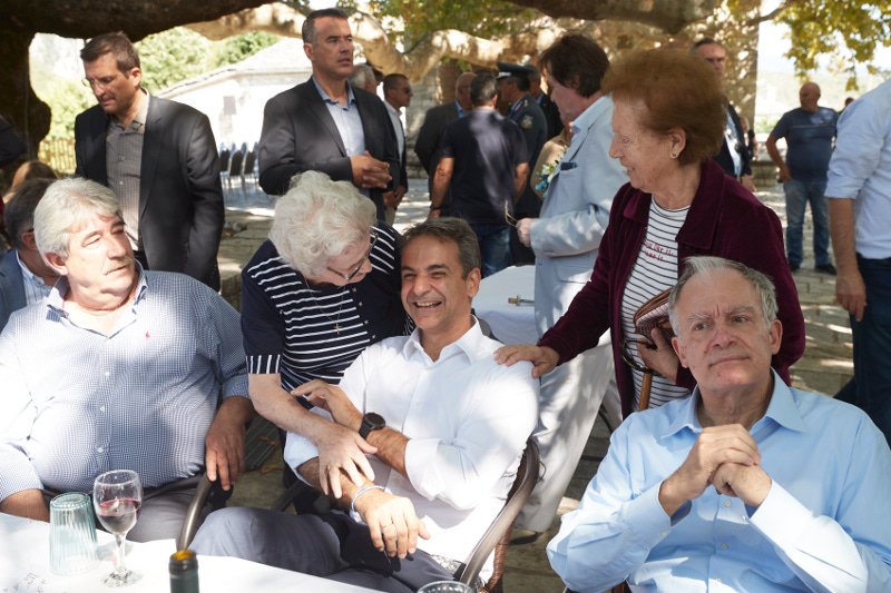 Τα γέλια του πρωθυπουργού με τους κατοίκους
