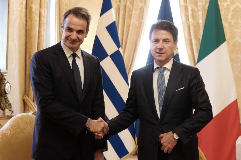 Κυριάκος Μητσοτάκης, Τζουζέπε Κόντε χειραψία