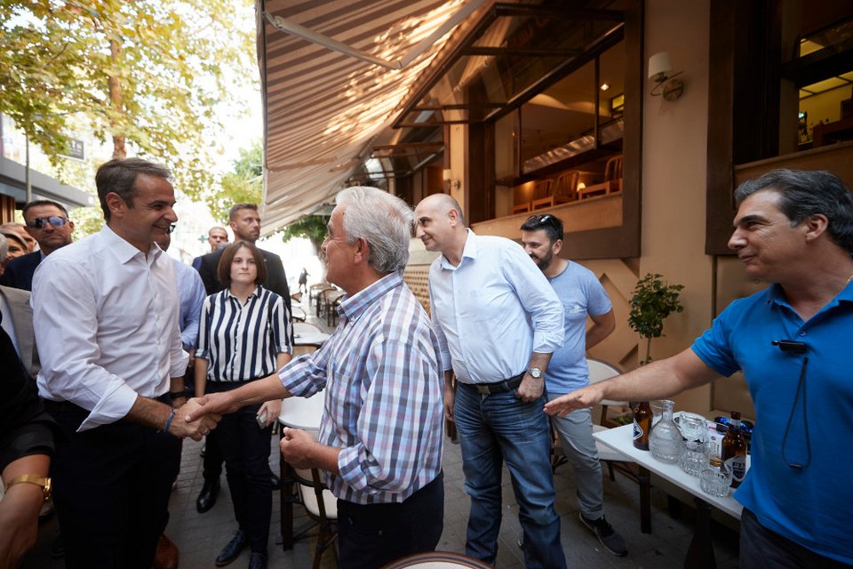 Ο Κυριάκος Μητσοτάκης χαιρετά πολίτες στην Καλαμάτα