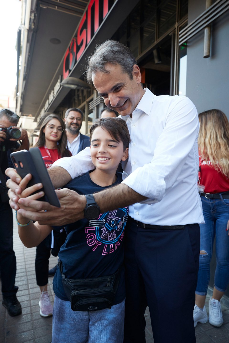Ο Κυριάκος Μητσοτάκης έβγαλε και selfie με έναν μικρό στους δρόμους της Καλαμάτας
