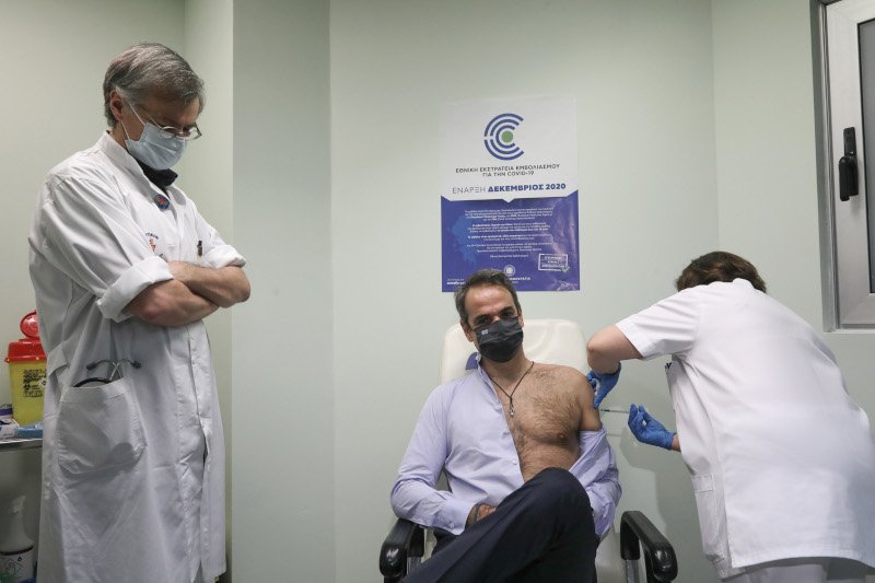 Κυριάκος Μητσοτάκης και Τσιόδρας κάνει εμβόλιο