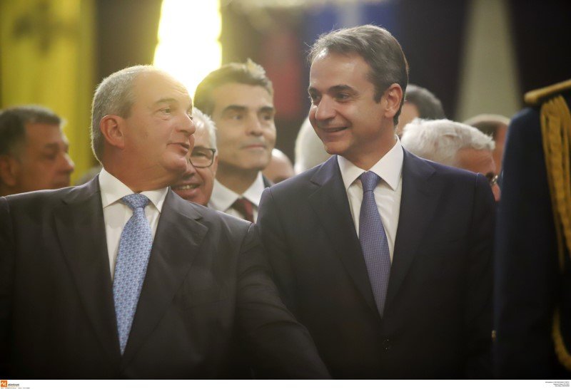 Κυριάκος Μητσοτάκης μιλά με τον Κώστα Καραμανλή