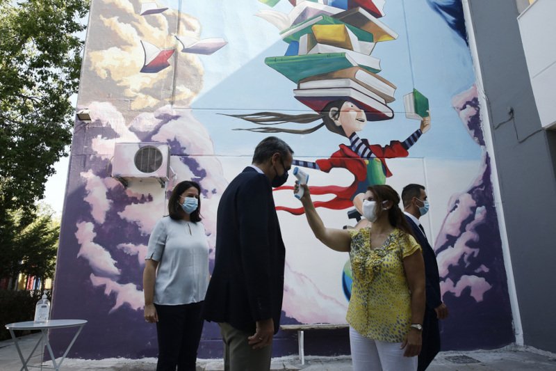 Κυριάκος Μητσοτάκης με μάσκα θερμομέτρηση