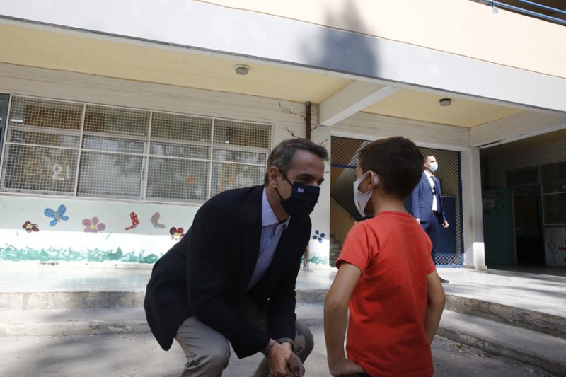 Κυριάκος Μητσοτάκης με μάσκα μιλάει με μαθητή