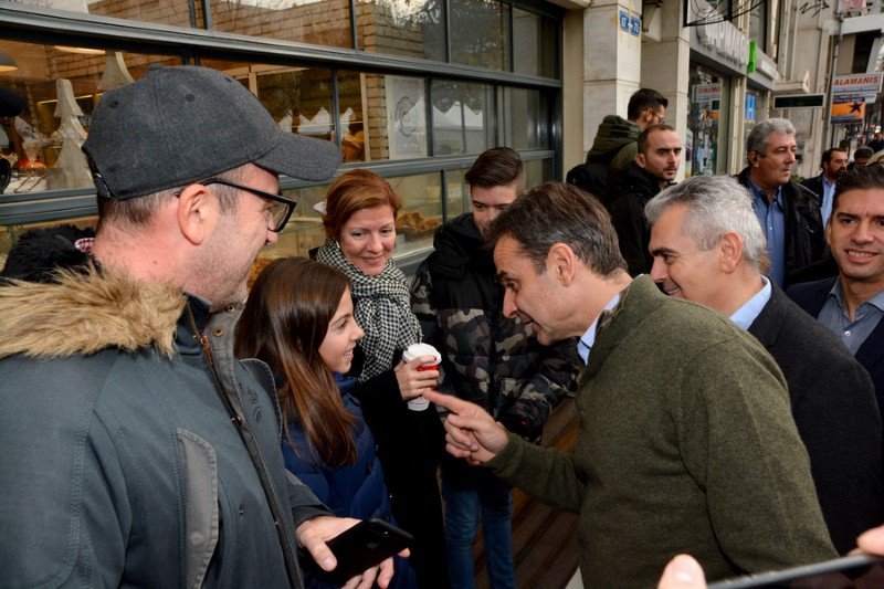Κυριάκος Μητσοτάκης μιλά με κορίτσι