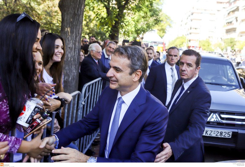 Ο Κυριάκος Μητσοτάκης μιλά με πολίτες
