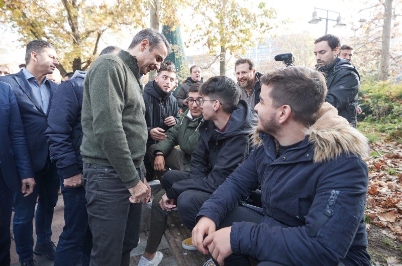 Κυριάκος Μητσοτάκης μιλά με νέους