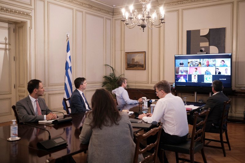 Κυριάκος Μητσοτάκης τηλεδιάσκεψη συνεργάτες