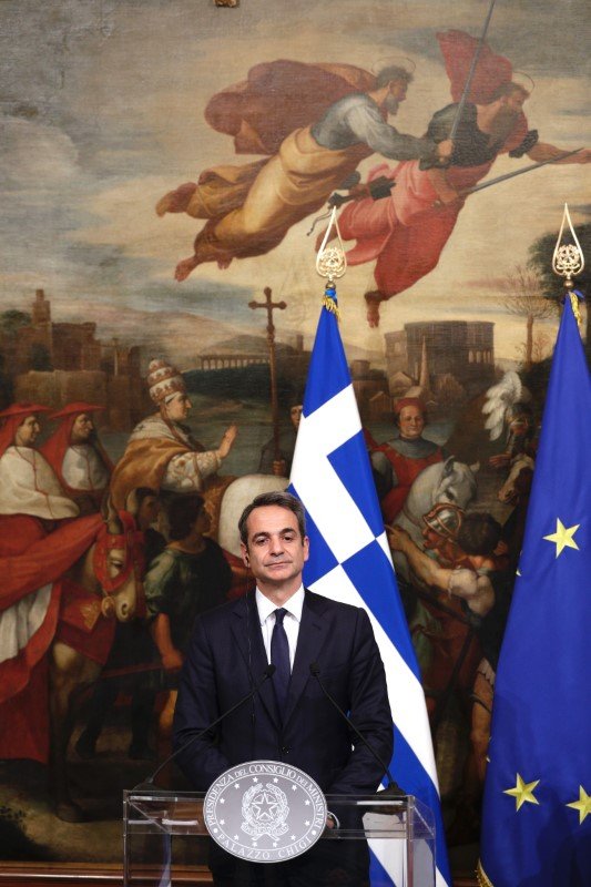 Κυριάκος Μητσοτάκης μπροστά από τοιχογραφία