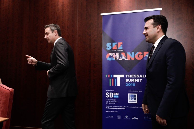 Ο Κυριάκος Μητσοτάκης μπροστά από τον Ζόραν Ζάεφ