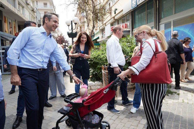 Κυριάκος Μητσοτάκης Πειραιάς μωρό σε καρότσι