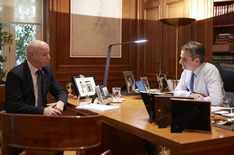 Ο πρωθυπουργός Κυριάκος Μητσοτάκης με τον πρόεδρο της Πανελλήνιας Ομοσπονδίας Πολιτιστικών Συλλόγων Βλάχων, κ. Μιχάλη Μαγειρία